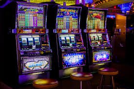 Tampilan aplikasi mobile dolarslot dengan menu permainan slot dan sportsbook di layar utama