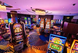Tampilan game slot Aviator, Sweet Bonanza, dan Fortune Tiger di platform dolarslot
